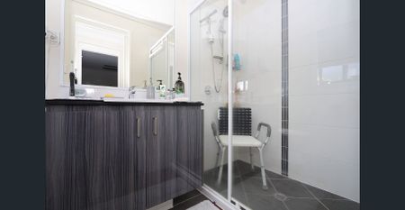 Well-Maintained Modern Home for Lease in Coomera - Photo 2