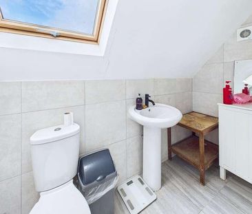 Manorcrofts Road, Egham, TW20 - Photo 3