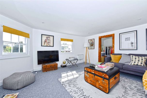 A spacious two bedroom apartment set over two floors and only 0.2 miles from the Marlow High Street - Photo 1