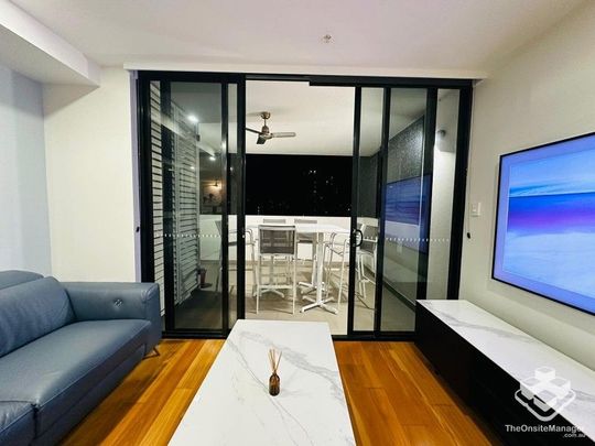 City & River Views - INNER CITY LIVING AT ITS BEST! - Photo 1