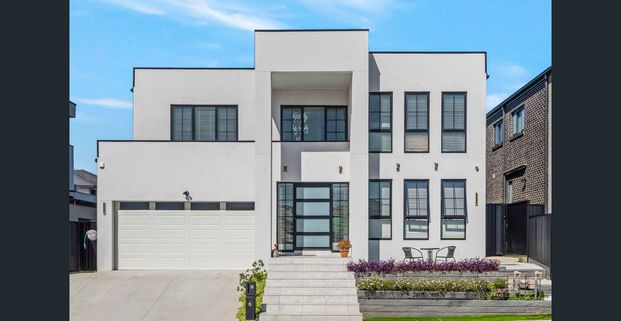 Grand Luxe Family Home| Short-Term Lease - Photo 1