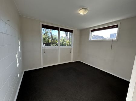 Home on Holly! Breaking Lease! - Photo 3