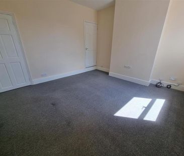 3 bedroom end of terrace house to rent - Photo 4