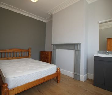 4 Bed Terraced House, Portswood Road, SO17 - Photo 2