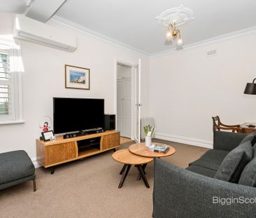 STUNNING TWO BEDROOM VICTORIAN HOME WITH BURNLEY PARK AS YOUR BACKY... - Photo 2