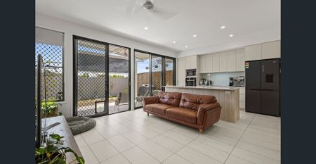 Modern 3-Bedroom Townhouse – Carefree Coastal Living in Little Mountain Available 27 November 2025 - Photo 4