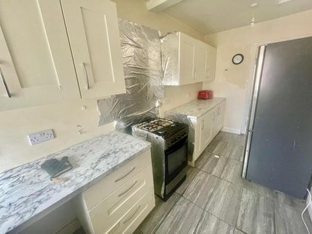 3 bedroom semi-detached house to rent - Photo 5