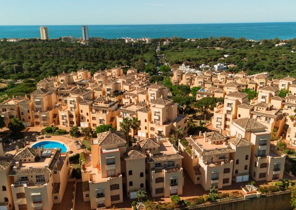 Newly renovated apartment with large glazed terrace, close to the beach in Elviria, Marbella.
