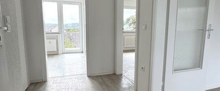 Frisch renovierte 2-Zi.-Whg. mit neuem Tageslichtbad und Balkon - Photo 1