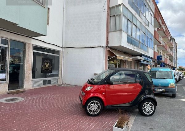 Ótimo apartamento mobilado, situado em zona de comércio, totalmente remodelado.