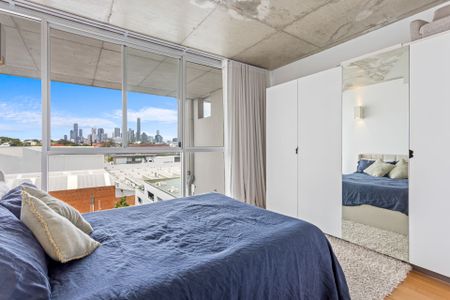 Stylish Loft Apartment in the Heart of Teneriffe - Photo 3