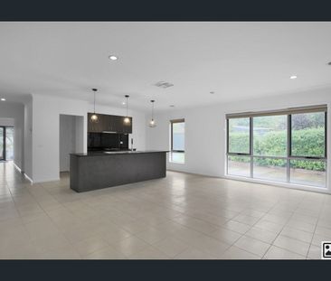 In the heart of Cranbourne! - Photo 1