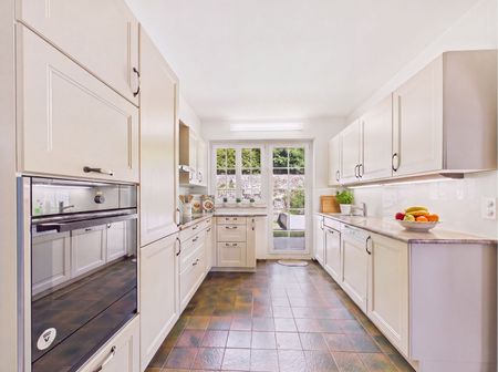 Privater Pool und traumhafte Naturkulisse: 235 m² Wohnfläche, Garagenplätze und rasche Nähe zu Basel - Photo 5