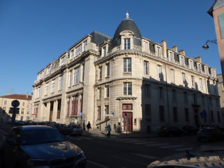 NANCY HYPER CENTRE / PLACE STANISLAS : BEL APPARTEMENT T2 MEUBLÉ ÉQUIPÉ - Photo 3