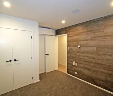 Clean, Crisp & Well Presented - Photo 3