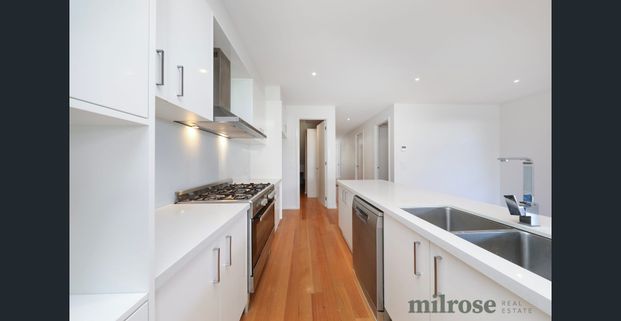 Attractive & spacious townhouse - Photo 1