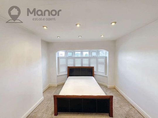 Stradbroke Grove, Ilford, IG5 - Photo 1