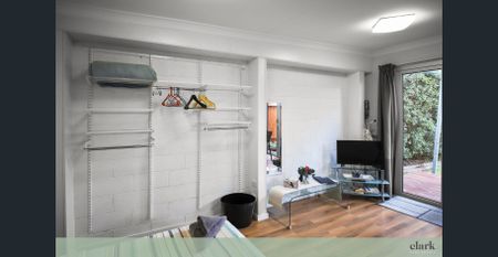 Fully Furnished Studio - Photo 2