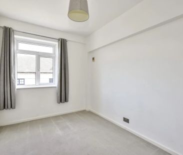 3 bed flat to rent in Burkes Road, Beaconsfield, HP9 - Photo 2