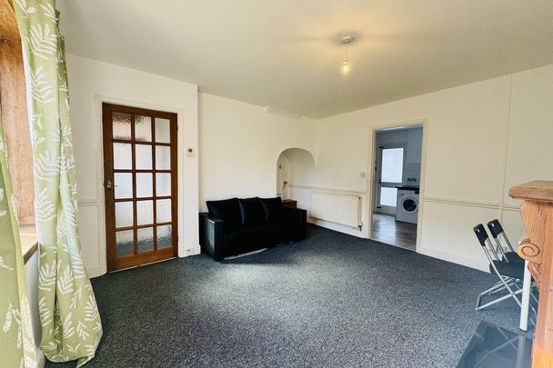 Kings Avenue - Photo 1