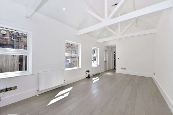 A modern one bedroom property with off-street parking in the heart of Windsor town. - Photo 1