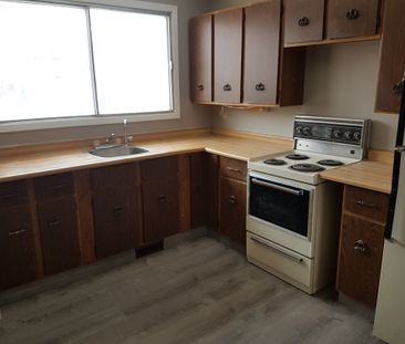 1366 BROWN ST 2 BEDROOM TOWNHOUSE - Photo 2