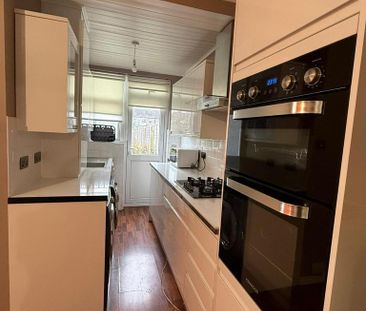 4 bedroom terraced house to rent - Photo 3