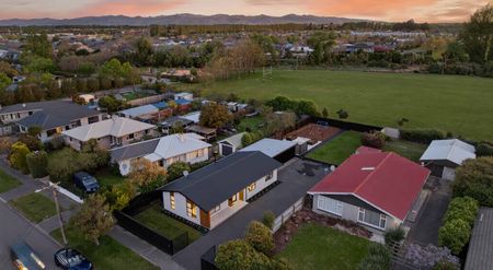 Large section with triple garaging! - Photo 4