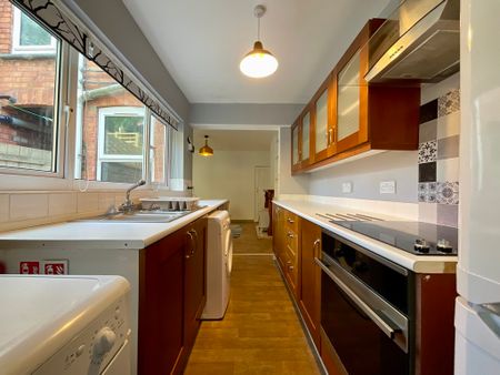 2 bedroom Mid Terraced House to let - Photo 5