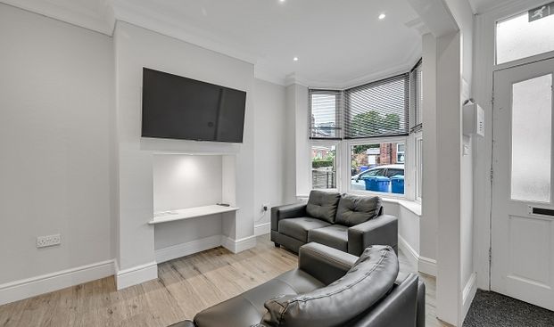 Large 5 Bed Property with 4 Bathrooms - Photo 1