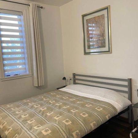 Appartement 3 chambres a coucher plus 3 salles de bain, cuisine, cour - Photo 3