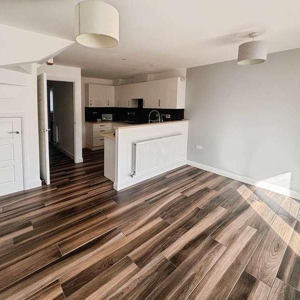 Lon Y Rheilffordd, Barry, CF62 - Photo 1