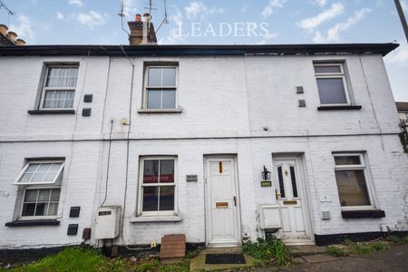 2 bedroom mid-terrace to rent Victoria Avenue, Southend-On-Sea, SS2 - Photo 2