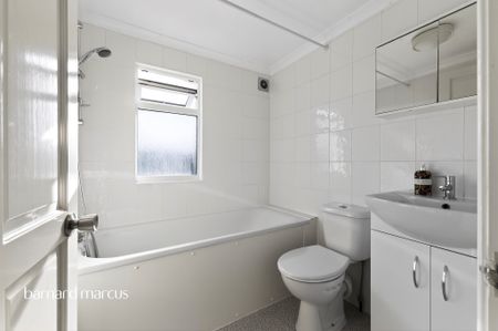 Park Avenue, Mitcham - Photo 2