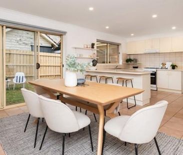 Charming Single-Level Home in a Prime Bayside Location - Photo 4