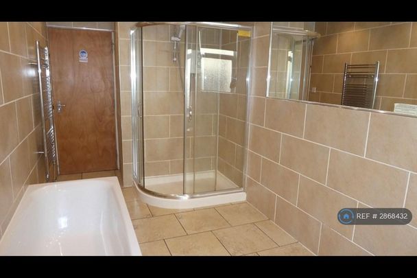 5 bedroom flat to rent - Photo 1