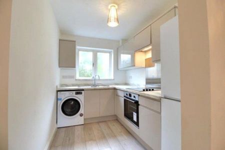 2 bedroom Flat To Let Total Size: 560 SQ FT - Photo 4