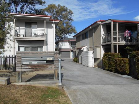 Walk to Train Station - Modern Air Conditioned Townhouse - Photo 4