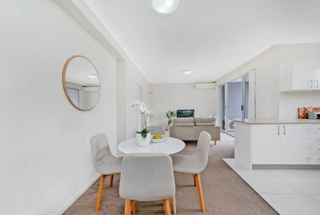 2 Bedroom Apartment Spacious & Sunny&excl; - Photo 2