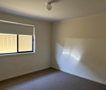 Modern 3 Bedroom Home - Photo 1