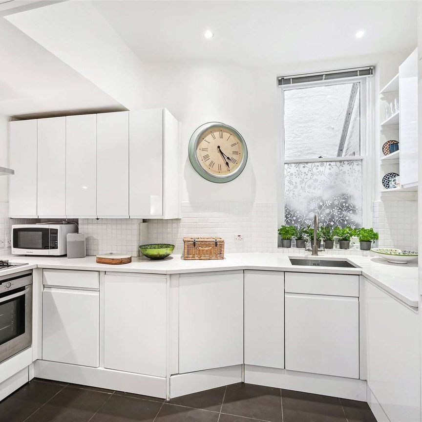 A charming one bedroom apartment with a private patio garden. - Photo 1