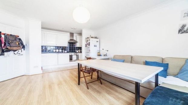 1 bedroom in a flat share to rent - Photo 1