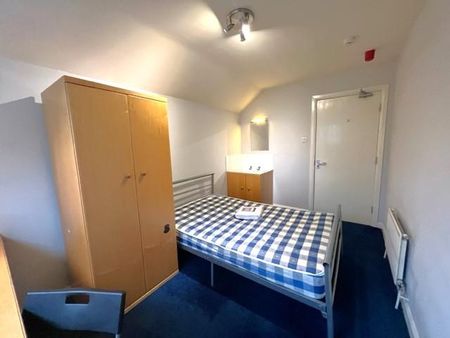 1 bedroom in a house share to rent - Photo 3