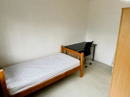 room 5 - Photo 2