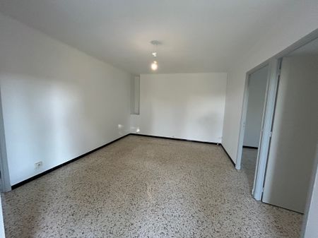 MOULEZAN- Vaste appartement T4 de 77m² ensoleillé avec terrasse et remise proche des commodités. - Photo 2