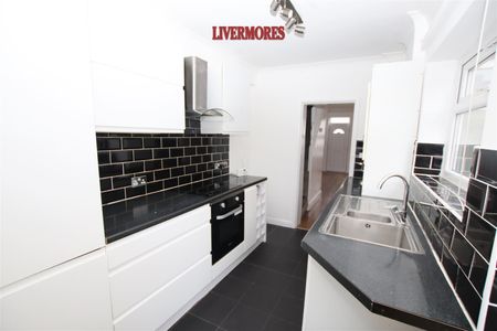 3 bedroom Terraced House to let - Photo 2