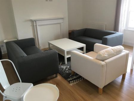 4 bedroom flat to rent - Photo 2
