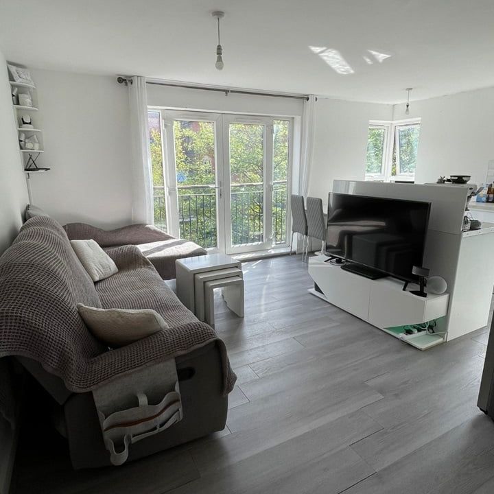 3 Bed Flat, Central Court, M3 - Photo 1