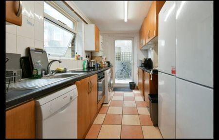 Room in a Shared House, The Highway, BN2 - Photo 2