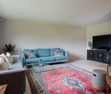 5 bedroom detached house to rent - Photo 2